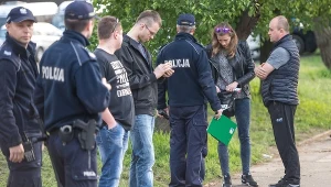 Policja legitymuje osoby gromadzące się lub przechodzące obok komisariatu policji Wrocław Stare Miasto