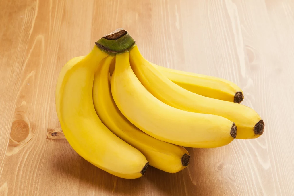 Banany zawierają wszystkie najważniejsze witaminy, takie jak: A, C, E, K oraz witaminy z grupy B