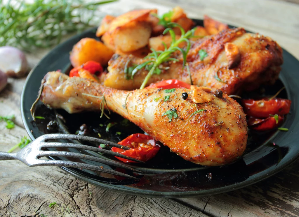 Udka z kurczaka w ziołach to propozycja idealna na weekendowy obiad i nie tylko