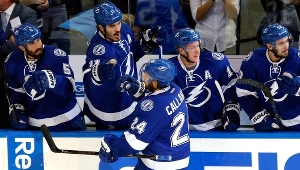 Hokeiści Lightning cieszą się po zdobyciu bramki