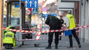 Okolice przystanku autobusowego na ulicy Kościuszki we Wrocławiu, w którym 19. maja doszło do eksplozji pojemnika z nieustaloną na razie substancją