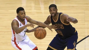 Kyle Lowry (z lewej) i Tristan Thompson