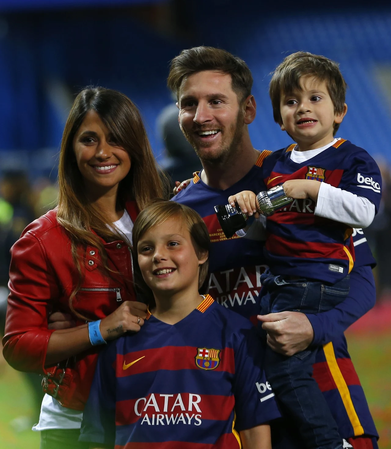 Leo Messi z żoną i synem (chłopiec na rękach u piłkarza) Leo Messi z żoną i synem (chłopiec na rękach u piłkarza)