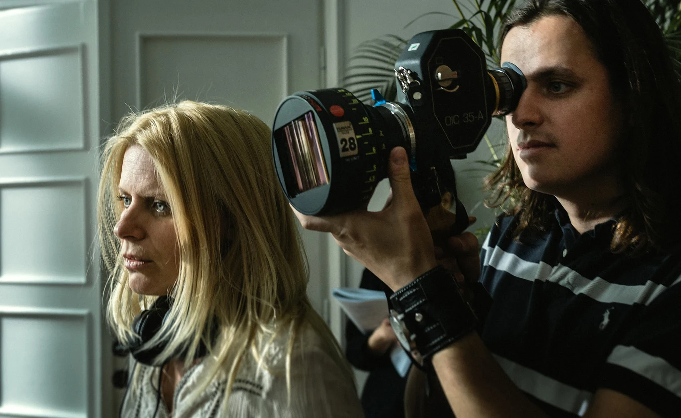 Autorem scenariusza jest Krzysztof Rak (twórca scenariusza głośnych "Bogów"), reżyserią natomiast zajęła się Maria Sadowska (reżyserka specjalizująca się w tematyce kobiecej).
 