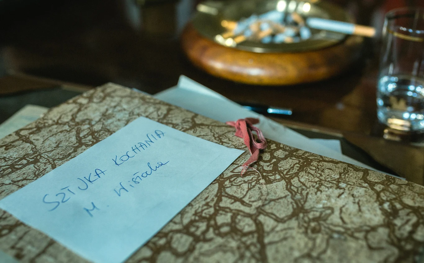 "Film opowiadać będzie historię walki Wisłockiej o wydanie przełomowego dla Polaków poradnika o życiu intymnym tytułowej 'Sztuki kochania'. Książkę, która sprzedała się w ponad 7 mln egzemplarzy, przez wiele lat czytały kolejne pokolenia z wypiekami na twarzy. Chcemy pokazać Michalinę Wisłocką jako lekarza z powołania, w walce o udane życie intymne polskich par. Wisłocka uczyła przede wszystkim, że kluczem do udanego związku jest poznanie nawzajem swoich potrzeb, w tym również seksualnych" - tłumaczy scenarzysta Krzysztof Rak.