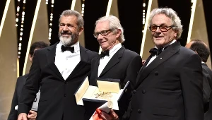 Złotą Palmę przyznało Kenowi Loachowi (C) jury pod przewodnictwem George'a Millera (P). Statuetkę wręczył reżyserowi Mel Gibson (L)