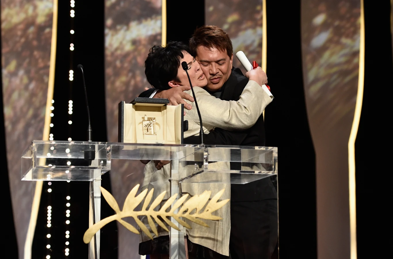 Reżyser Brillante Mendoza (P) gratuluje swojej aktorce Jaclyn Jose (L) zdobycia Złotej Palmy