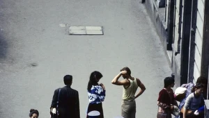 Lato 1982 r. Stan wojenny we Wrocławiu. Patrol milicyjny na ulicach miasta. Funkcjonariusze uzbrojeni w długą broń