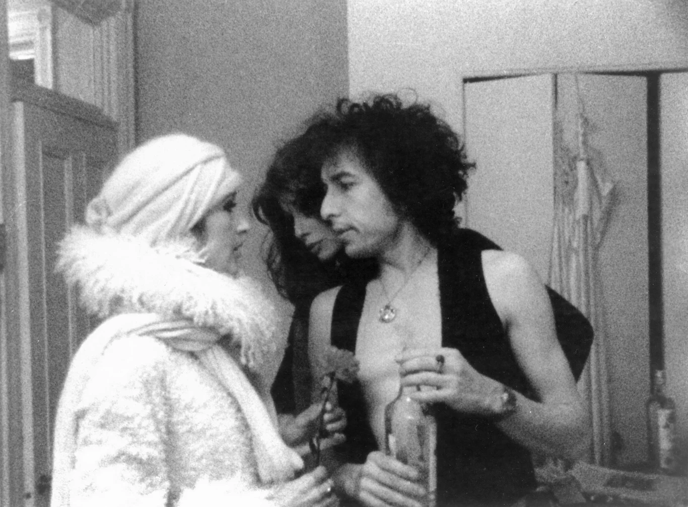 W dorobku ma ponad 100 mln sprzedanych płyt, liczne nagrody i wyróżnienia. W 2011 roku był uznawany za faworyta do Literackiej Nagrody Nobla (ostatecznie przegrał ze Szwedem Tomasem Transtroemerem). W 2012 r. z rąk Baracka Obamy odebrał Prezydencki Medal Wolności. Na zdjęciu z Joan Baez w wyreżyserowanym przez siebie filmie "Renaldo i Clara" (1978).