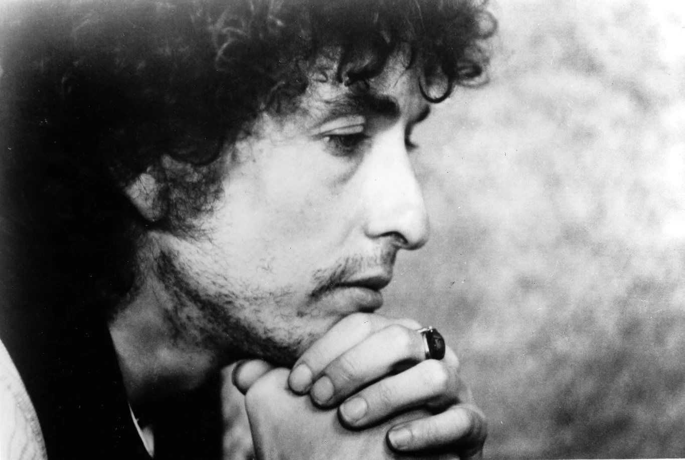 Zafascynowany postacią Woody'ego Guthriego, autora pierwszych protest-songów, Bob Dylan pisał teksty o niesprawiedliwości społecznej, segregacji rasowej i piosenki publicystyczne. Przez środowisko nowojorskiej bohemy kreowany był na następcę Guthriego. "Siła jego poetyckiego wyrazu była niezwykła nawet w tak młodym wieku" - wspominał 21-letniego Dylana poeta Allen Ginsberg.