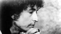 Zafascynowany postacią Woody'ego Guthriego, autora pierwszych protest-songów, Bob Dylan pisał teksty o niesprawiedliwości społecznej, segregacji rasowej i piosenki publicystyczne. Przez środowisko nowojorskiej bohemy kreowany był na następcę Guthriego. "Siła jego poetyckiego wyrazu była niezwykła nawet w tak młodym wieku" - wspominał 21-letniego Dylana poeta Allen Ginsberg.