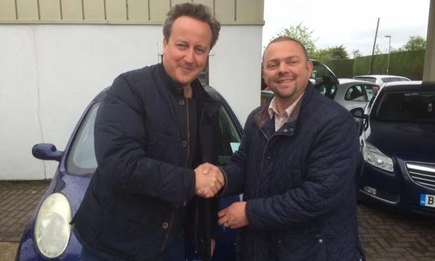 David Cameron ze sprzedawcą - w tle zakupiona Micra