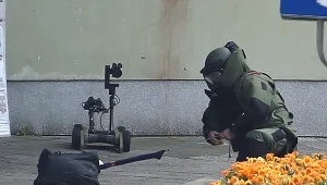 Policjant sprawdza podejrzaną torbę na Placu Dominikańskim (arch.)