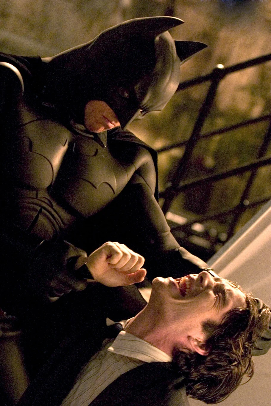 W 2005 roku aktora zobaczyliśmy w filmie Christophera Nolana "Batman: początek" inicjującego nową trylogię o człowieku-nietoperzu. Murphy wcielił się w postać doktora Jonathana Crane'a - młodego psychiatry i szefa więziennego oddziału w szpitalu psychiatrycznym w Gotham. W trakcie filmu prezentuje również diaboliczne alter ego – Stracha na Wróble w szkaradnej masce.

"Uważaliśmy, że pragnienie Crane'a, aby manipulować ludźmi poprzez strach, stanowi bardzo ciekawe porównanie z drogą, w jaką wyrusza Bruce Wayne z postacią Batmana" - mówił reżyser Christopher Nolan a producentka filmu Emma Thomas dodawała: "Gra Cilliana w roli Crane'a sprawia, że skóra cierpnie" mówi Thomas. "Świetnie prezentuje się na ekranie, a gdy odtwarza postać Crane'a w jego oczach pojawia się coś niepokojącego".

Murphy powtórzył kreację Crane'a/Stracha na Wróble także w kolejnych częściach trylogii: "Mroczny rycerz" i "Mroczny rycerz powraca"; zagrał też w następnym filmie Christophera Nolana "Incepcja".

 

 



 

 