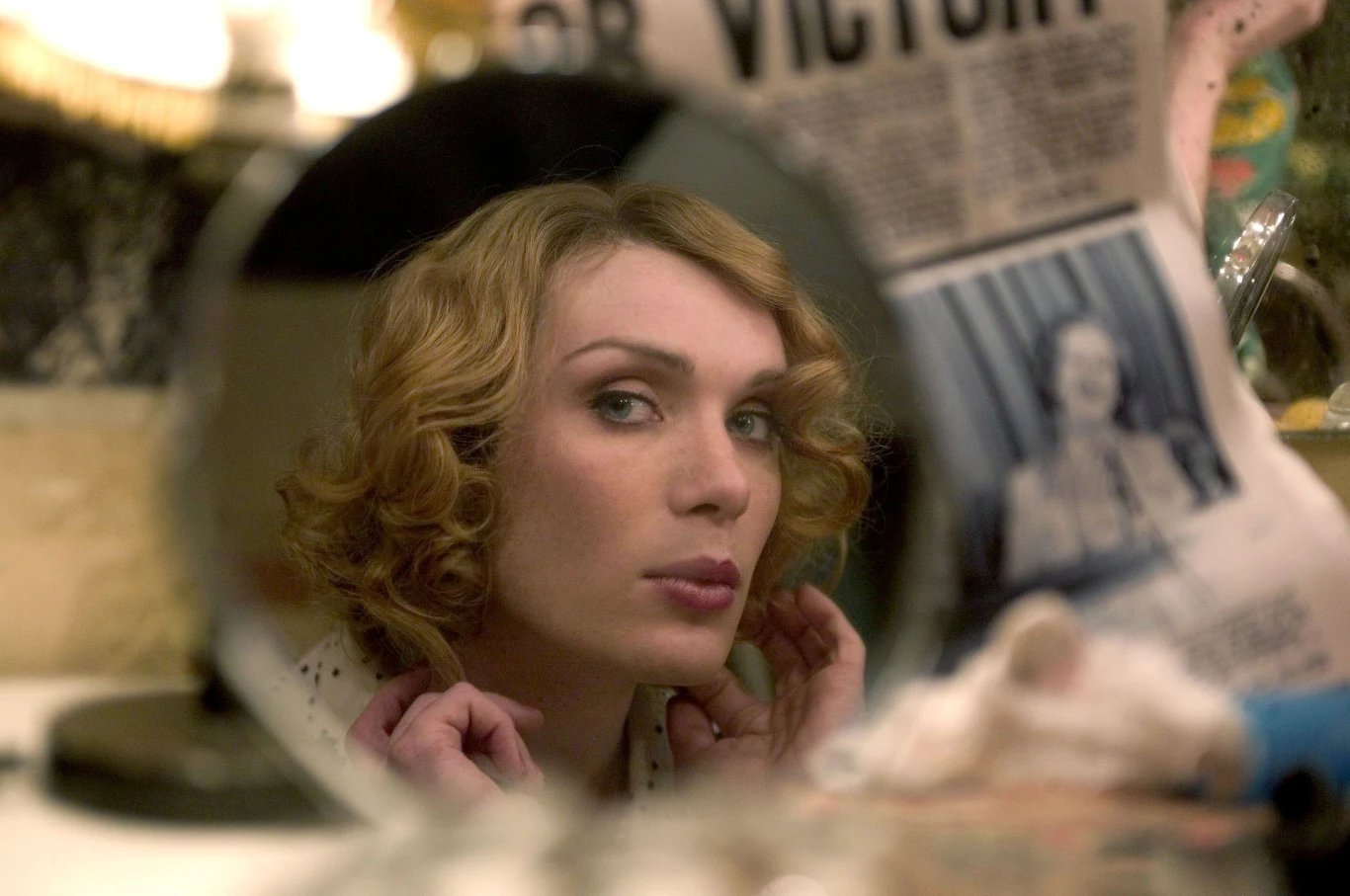 Najbardziej brawurową aktorską kreacją w karierze Cilliana Murphy'ego pozostaje z pewnością rola Patryka/Kici w "Śniadaniu na Plutonie" Neila Jordana.

"Odkąd zobaczyłem po raz pierwszy Cilliana Murphy’ego, był dla mnie jedyną możliwą osobą do tej roli" - zwierzał się reżyser filmu.

Główny bohater rozgrywającej się w latach 70. opowieści to ekscentryczny chłopiec, któremu od najmłodszych lat największą frajdę sprawia przymierzanie sukienek wychowującej go macochy. Kiedy w miasteczku zabraknie miejsca dla jego ekstrawagancji, Patrick wyruszy w zaskakującą i nieoczekiwaną podróż do serca Londynu.