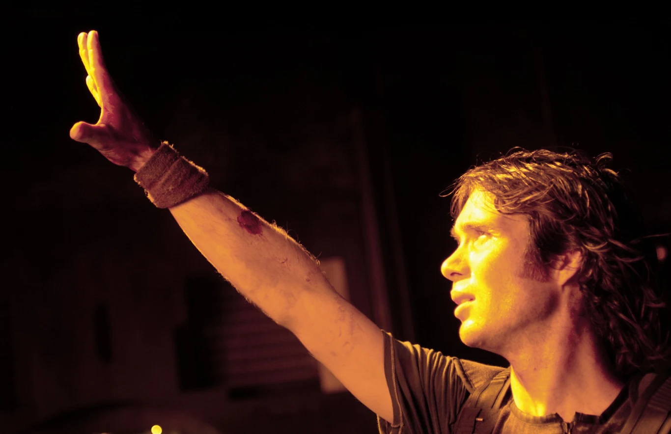 Do współpracy z Dannym Boyle'em Murphy powrócił w 2007 roku rolą w thrillerze sci-fi "W stronę Słońca". Wcielił się w członka załogi statku kosmicznego, którego misja polega na dostarczeniu na Słońce ładunku jądrowego mającego pobudzić gasnącą aktywność gwiazdy.

Murphy został obsadzony w roli Capy, pokładowego fizyka i jedynego członka załogi, który naprawdę wie, jak posłużyć się bombą, w jaką został wyposażony statek. 

"Szukaliśmy aktora, który pomógłby widowni ogniskować jej nadzieje i lęki w trakcie projekcji, a Cillian posiada tę rzadki talent - zauważa Boyle. - Wynika to po części z doświadczenia, a po części z zaufania, ale ma on w sobie to coś, bez czego trudno byłoby nakręcić taki film. To siła napędowa wynikająca z pracy z dobrymi reżyserami i dobrymi ludźmi"- chwalił aktora Danny Boyle.

 