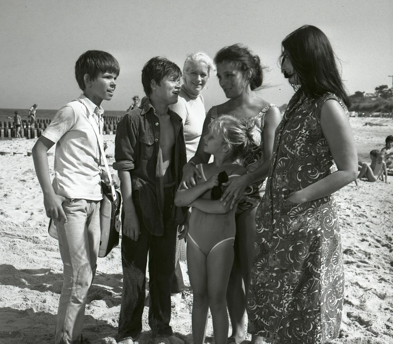 Filip Łobodziński (L) i Henryk Gołębiewski (2L) na planie "Podróży za jeden uśmiech"