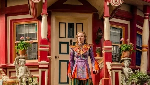 Mia Wasikowska jako tytułowa bohaterka filmu "Alicja po drugiej stronie lustra"