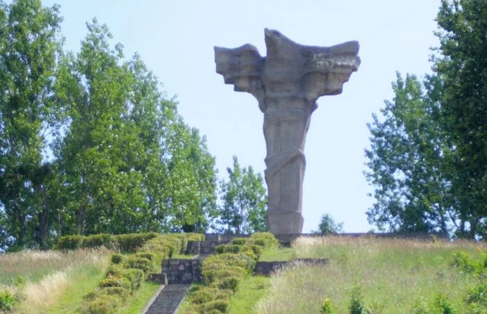 Pomnik postawiony na rocznicę bitwy pod Cedynią w 1972 roku