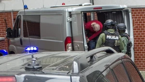 Doprowadzenie do wydziału zamiejscowego Prokuratury Krajowej we Wrocławiu mężczyzny zatrzymanego ws. podłożenia ładunku wybuchowego we wrocławskim autobusie