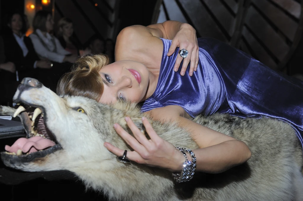 Natasza na martwym wilku