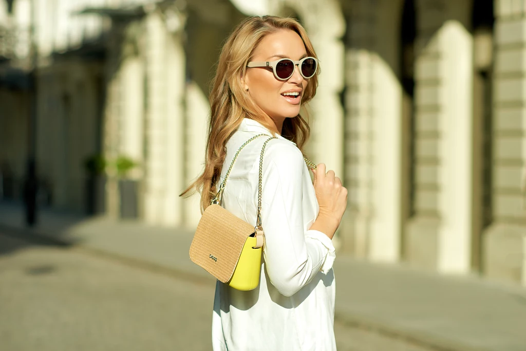 Uzupełnieniem looku Evy są dodatki O bag z kolekcji Spring-Summer 2016: zegarki O clock, w tym również modele Great, z większymi mechanizmami oraz okulary O sun wyróżniające się możliwością samodzielnego komponowania. Uzupełnieniem looku Evy są dodatki O bag z kolekcji Spring-Summer 2016: zegarki O clock, w tym również modele Great, z większymi mechanizmami oraz okulary O sun wyróżniające się możliwością samodzielnego komponowania.