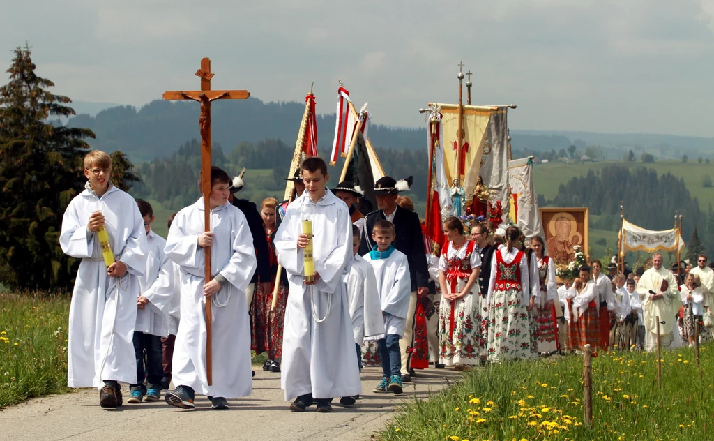 Kierowca przepędził z drogi procesję (fot. ilustracyjne)