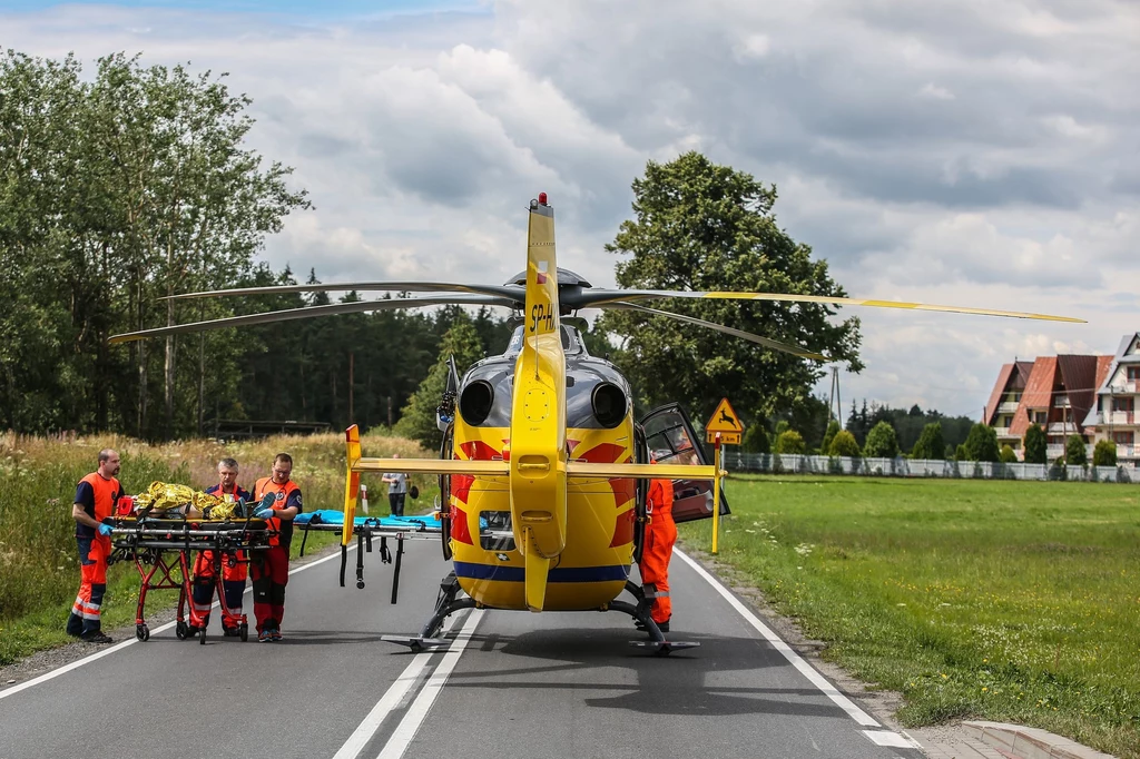 Policjant śmigłowem został przetransportowany do szpitala (fot. ilustracyjne)