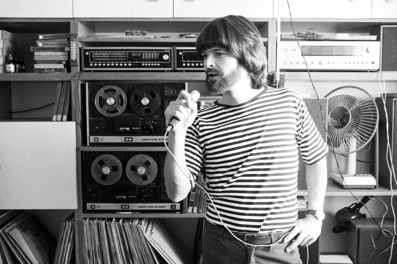 7 października na ekrany polskich kin trafi "Ostatnia rodzina" - biograficzna historia o życiu Zdzisława i Tomasza Beksińskich. Dawid Ogrodnik wcielił się w postać kultowego dziennikarza muzycznego i tłumacza, znanego m.in. z audycji w radiowej Trójce oraz niezapomnianych tłumaczeń "Latającego cyrku Monty Pythona".