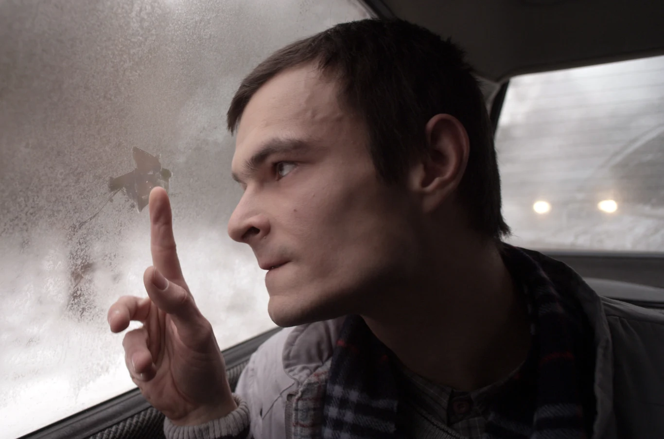 Za rolę w filmie "Chce się żyć" Ogrodnik otrzymał Orła.

Film Macieja Pieprzycy był inspirowany prawdziwą historią chłopaka z porażeniem mózgowym, u którego dopiero po 20. roku życia odkryto sprawność intelektualną.

"To, co Dawid zrobił w tym filmie, przekroczyło kanon rozumienia aktorstwa. To jest dla mnie aktorskie przekroczenie. Wielki szacunek" - powiedział Arkadiusz Jakubik, który wcielił się w tym filmie w ojca chorego chłopaka.

Ogrodnik długo przygotowywał się do roli w tym filmie, obcując z osobami dotkniętymi porażeniem mózgowym. Dziś jednak nie traktuje tej kreacji jako roli życia. "Zobaczyłem, że ludzka psychika i ludzkie ciało nie mają granic. Można przesuwać granice i każda rola może być totalnym wariactwem" - powiedział aktor.


 