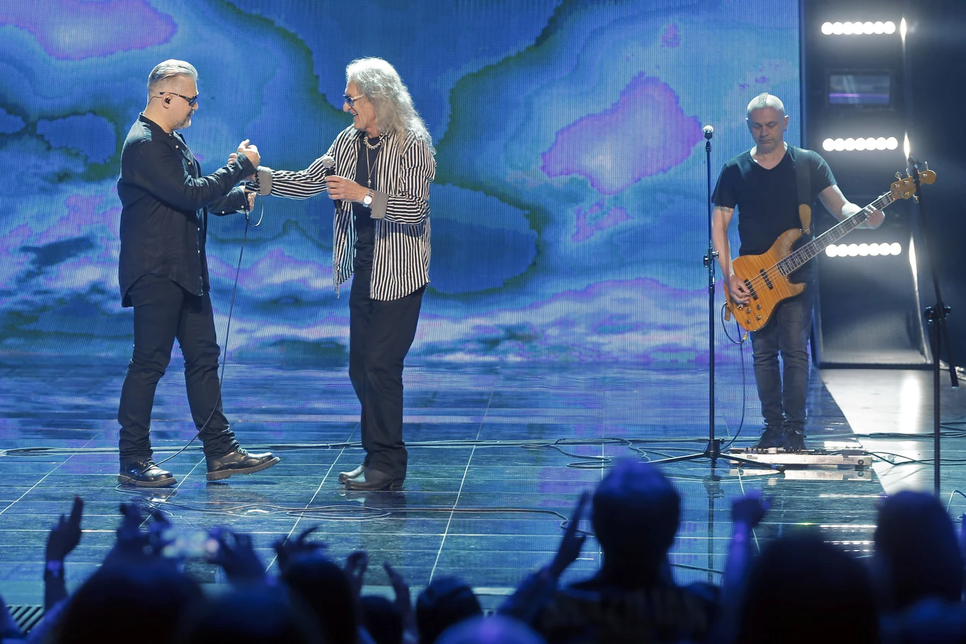 Artur Gadowski z Grzegorzem Markowskim zaśpiewał w utworze "Autobiografia" Perfectu