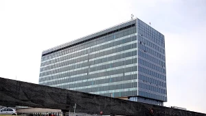 Gmach Centrum Zdrowia Dziecka; W sobotę po godz. 10 w Centrum Zdrowia Dziecka dyrekcja szpitala i strajkujące od wtorku pielęgniarki wrócili do rozmów.