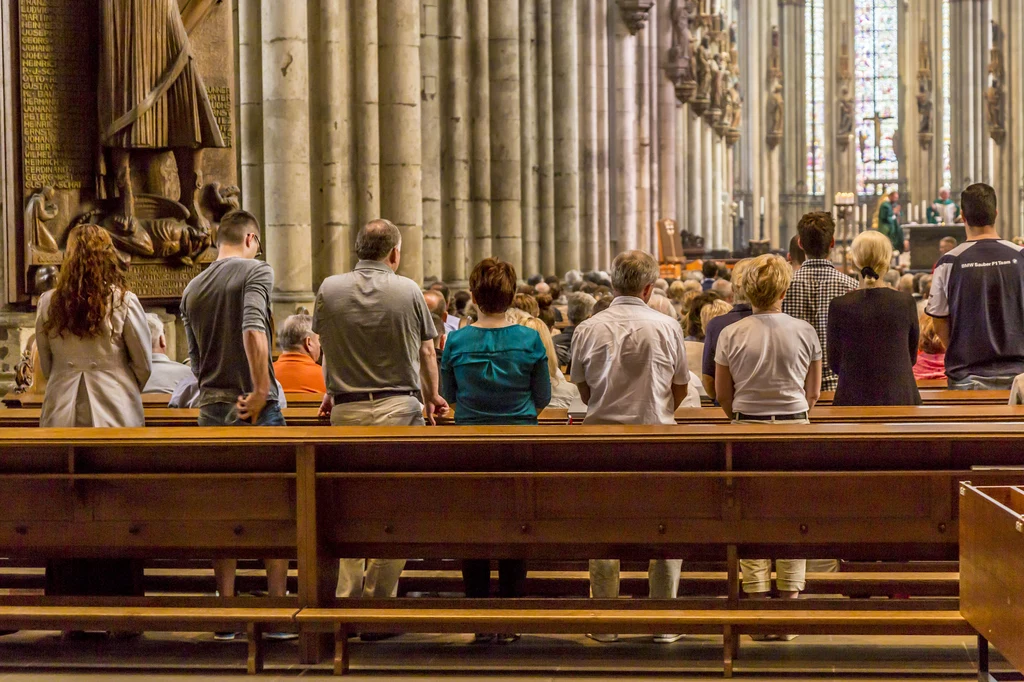 Coraz mniej Polaków chodzi do kościoła – wynika z badań przeprowadzonych przez ISKK