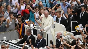 Po mszy przez kilkadziesiąt minut objeżdżał plac Świętego Piotra w papamobile, wśród wiwatujących wiernych