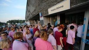 Strajkujące pielęgniarki przed Centrum Zdrowia Dziecka