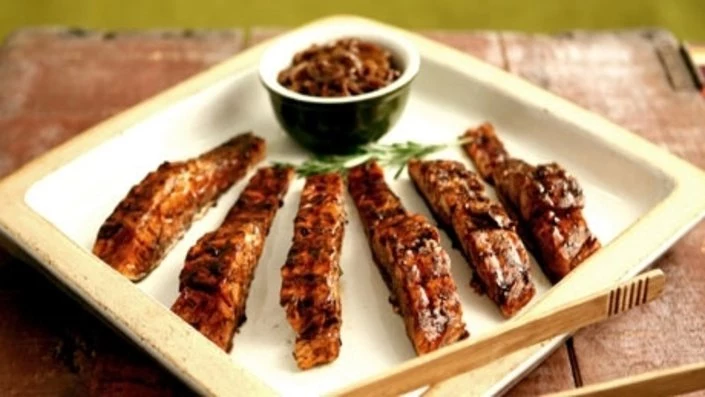 Grillowany łosoś z balsamiczno-cebulową glazurą Grillowany łosoś z balsamiczno-cebulową glazurą