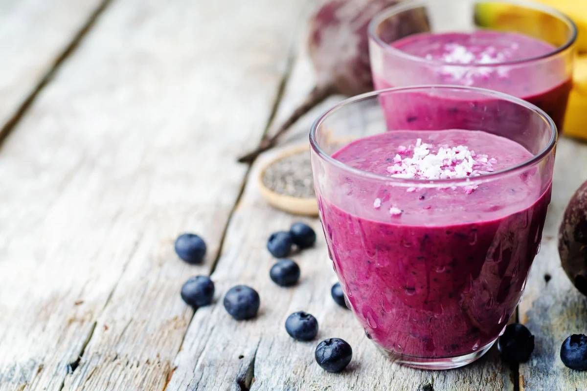 Borówki można włączyć do diety na wiele sposobów. Między innymi sprawdzą się do przygotowania koktajli i smoothie. 