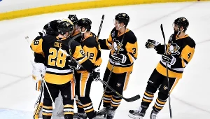 Hokeiści Pittsburgh Penguins się cieszą