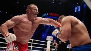 Mariusz Pudzianowski (z lewej) w akcji. Fot. Michał Łepecki