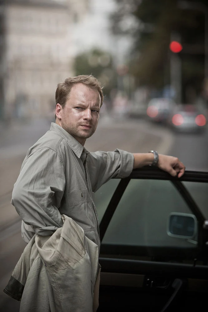 Maciej Stuhr w scenie z filmu "Czerwony Kapitan"