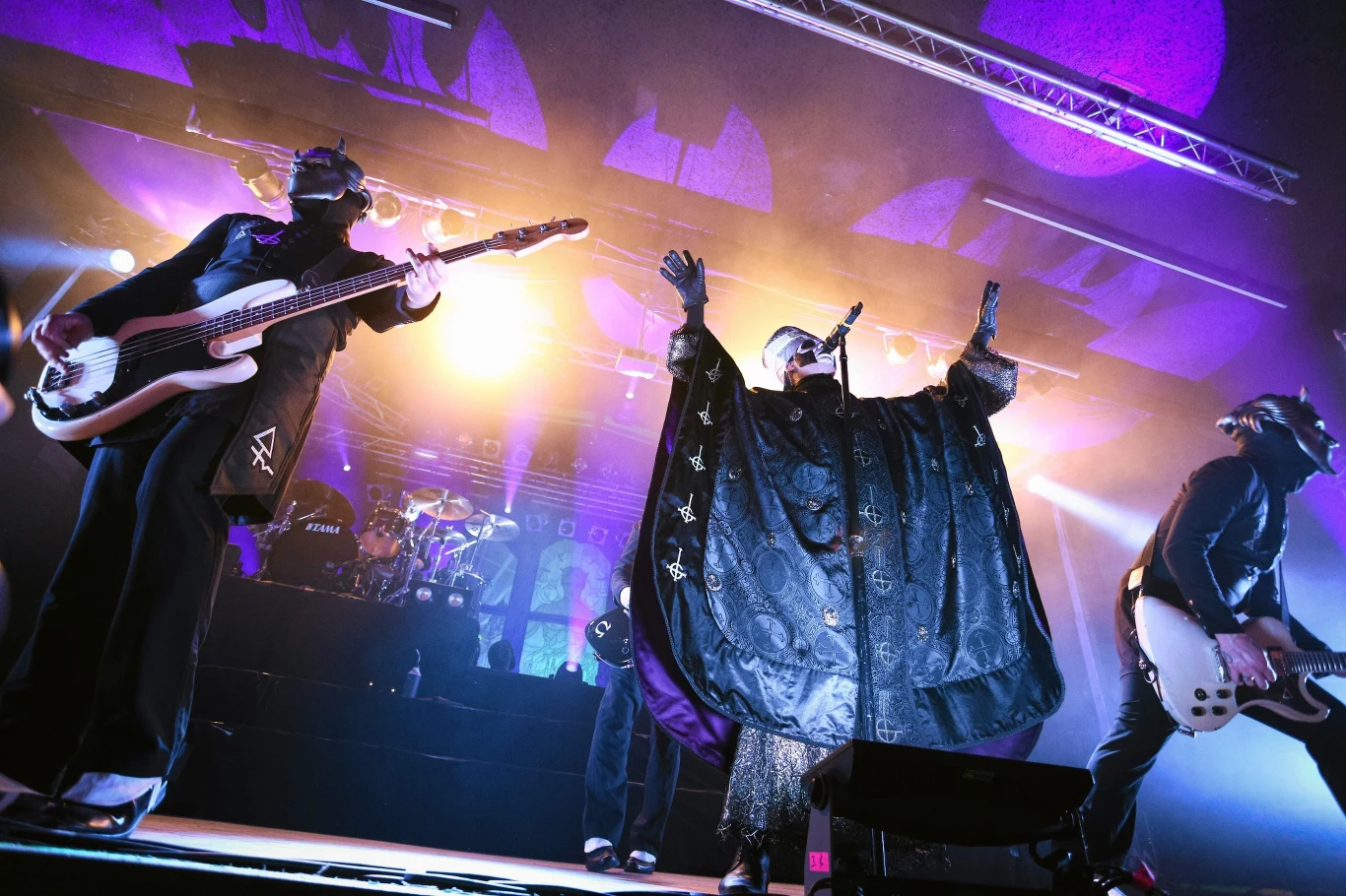 Heavy / rockowe Bezimienne Upiory z Linköping w stolicy pojawiły się w ramach trasy "Black to The Future" promującej wydaną w połowie 2015 roku trzecią płytę "Meliora".