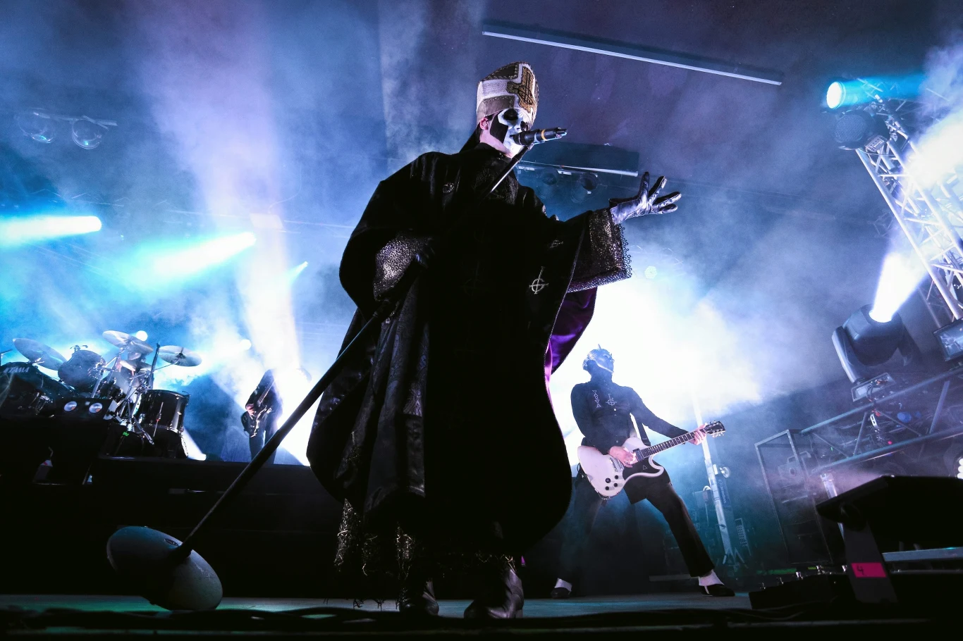 Pierwotnie koncert w Warszawie miał się odbyć 15 lutego.