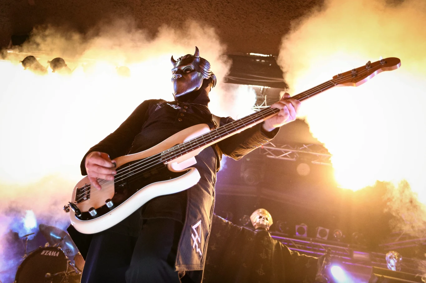 Nowa data pojawiła się w związku z zaproszeniem Ghost na galę Grammy, na której grupa odebrała statuetkę w kategorii najlepsze wykonanie - metal.