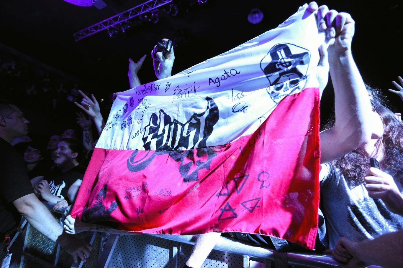 Nie zabrakło biało-czerwonej flagi przygotowanej przez polskich fanów.