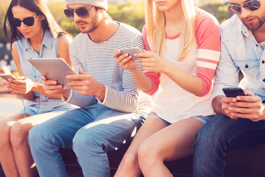37 proc. badanych ocenia swój telefon jako ważniejszy lub równie ważny jak ich bliscy znajomi 37 proc. badanych ocenia swój telefon jako ważniejszy lub równie ważny jak ich bliscy znajomi