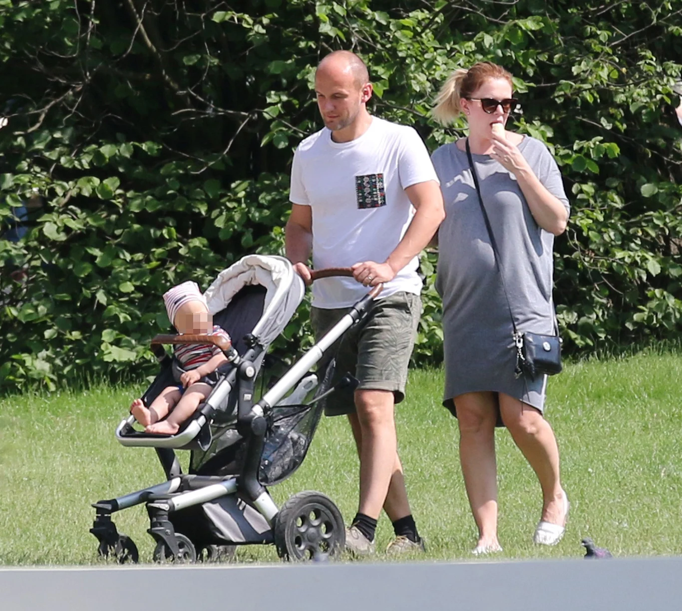 Daria Widawska na spacerze z mężem Michałem i synem Brunem Daria Widawska na spacerze z mężem Michałem i synem Brunem