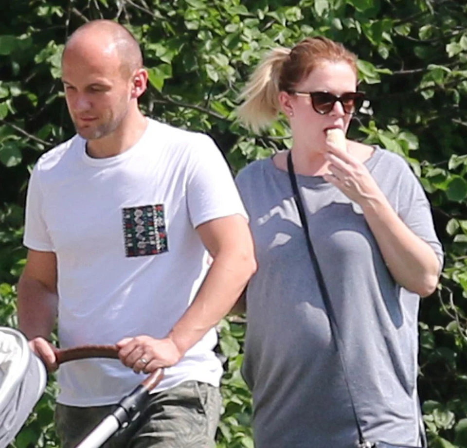 Daria Widawska na spacerze z mężem Michałem i synem Brunem Daria Widawska na spacerze z mężem Michałem i synem Brunem