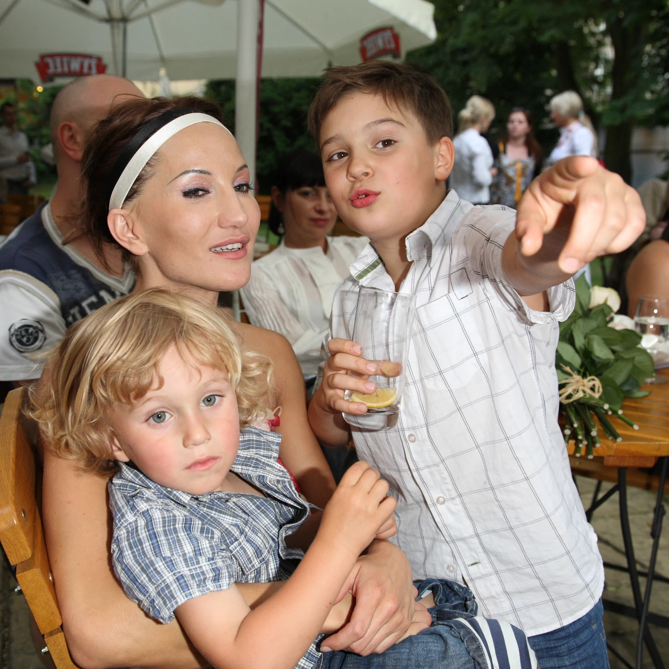 Justyna Steczkowska ze Stasiem i Leonem na wystawie zdjęć swojego autorstwa, 2008 r.