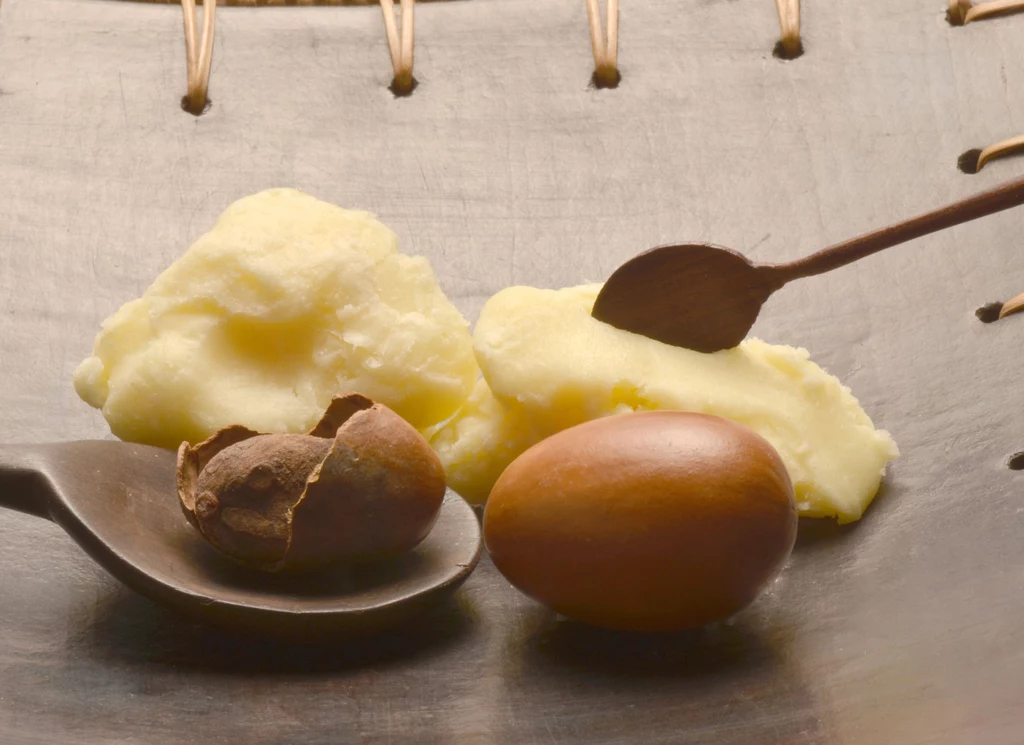 Masło shea w duecie z jajkiem - sposób na gładkie i odżywione włosy 