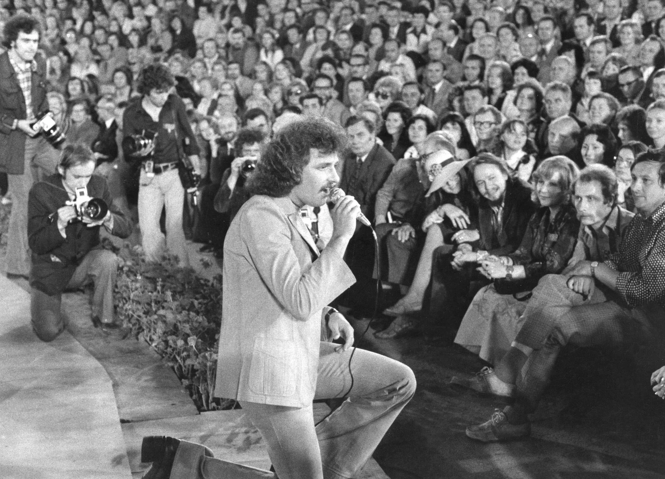 Krzysztof Krawczyk w 1975 r. zaśpiewał utwór "Hej dziewczyno" podczas koncertu "Przeboje sezonu".